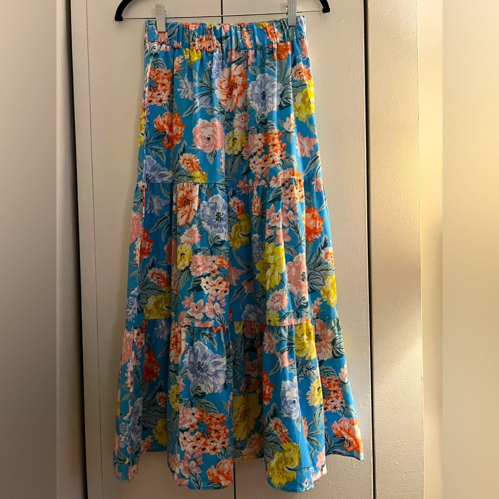Floral, flowing skirt from the Loft. XS, elastic waist, midi length.